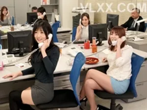 Một cô gái xinh đẹp với bộ ngực lớn và vòng ba tròn trịa! Thân hình đầy đặn này cực kỳ dâm đãng! Thủ dâm khi mặc tất lưới, xoa bóp âm hộ đầy mỡ, quan hệ tình dục qua đường hậu môn bằng dương vật giả, đưa máy rung vào...
