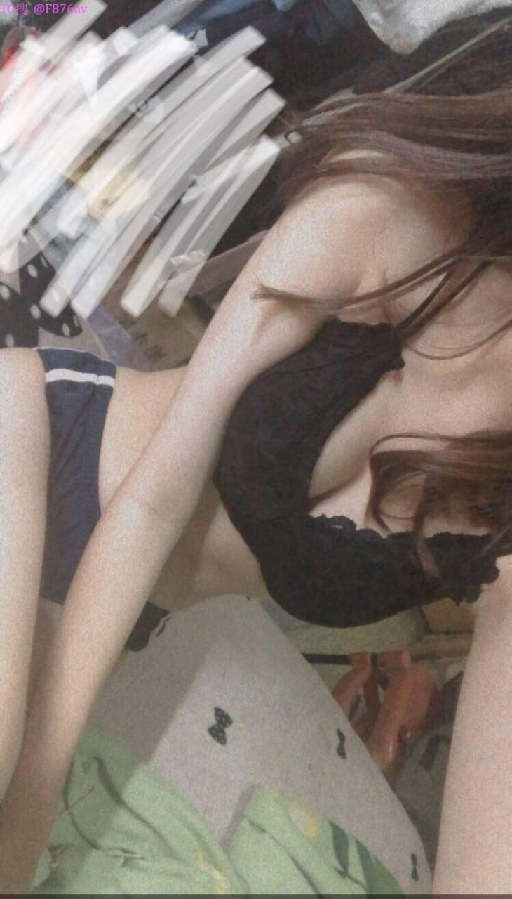 Cô gái xinh đẹp và gợi cảm nổi tiếng thổi kèn cho con trai trong khi chồng đang làm việc