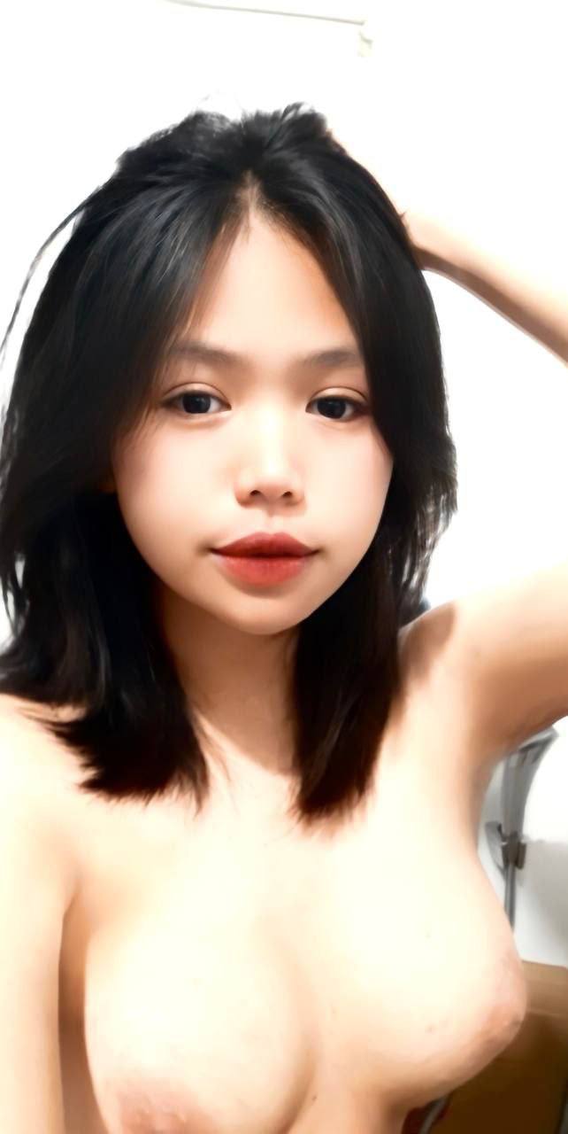 Trong phòng KTV, hai người đàn ông và hai người phụ nữ đang quan hệ tình dục